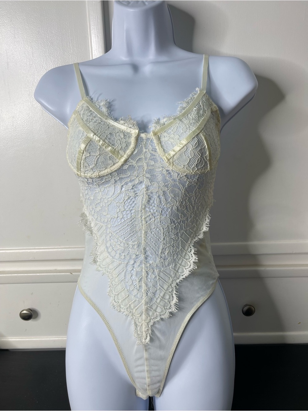 Bardot Britney White Lace Underwire Bodysuit Size 4/XS